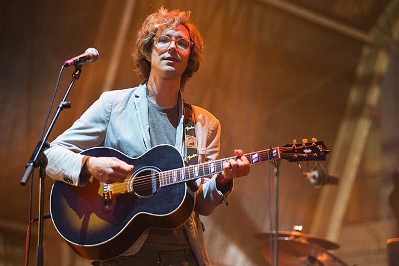 Erlend Oye primer plano en concierto