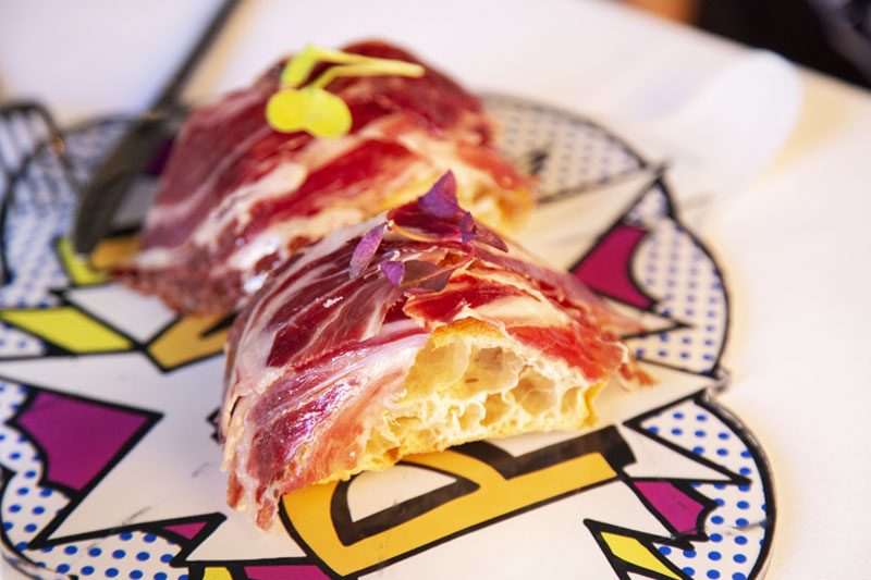 Alta gastronomía jamón ibérico bellota y pan cristal